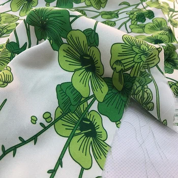 Весна / лето Новая Европейская Зеленая ткань Four Leaf Lucky Grass без эластичного атласа с высоким принтом на заказ, ткани для одежды из полиэстера 2