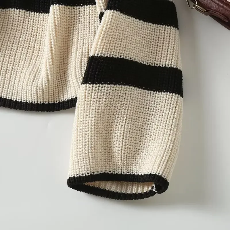 Женская мода 2023 года, новый вязаный свитер в полоску с большим отворотом, ретро-пуловер с V-образным вырезом и длинными рукавами, шикарный топ. Изображение 4